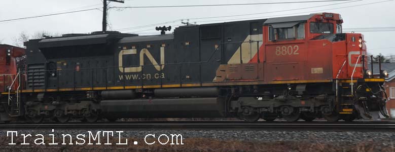 Locomotive CN8802 right side / coté droit